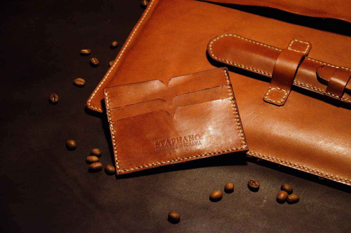 Detaliu cusătură lucrată manual - Portcard Staphano Siena Classico