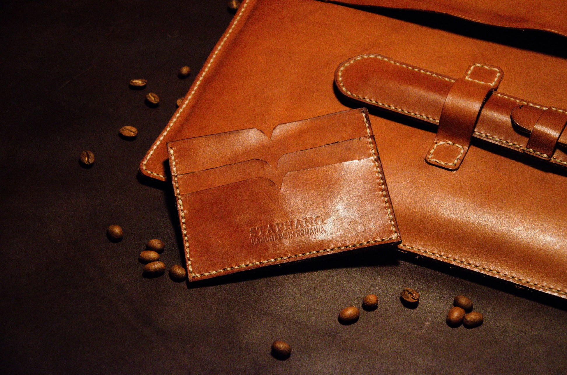 Detaliu cusătură lucrată manual - Portcard Staphano Siena Classico