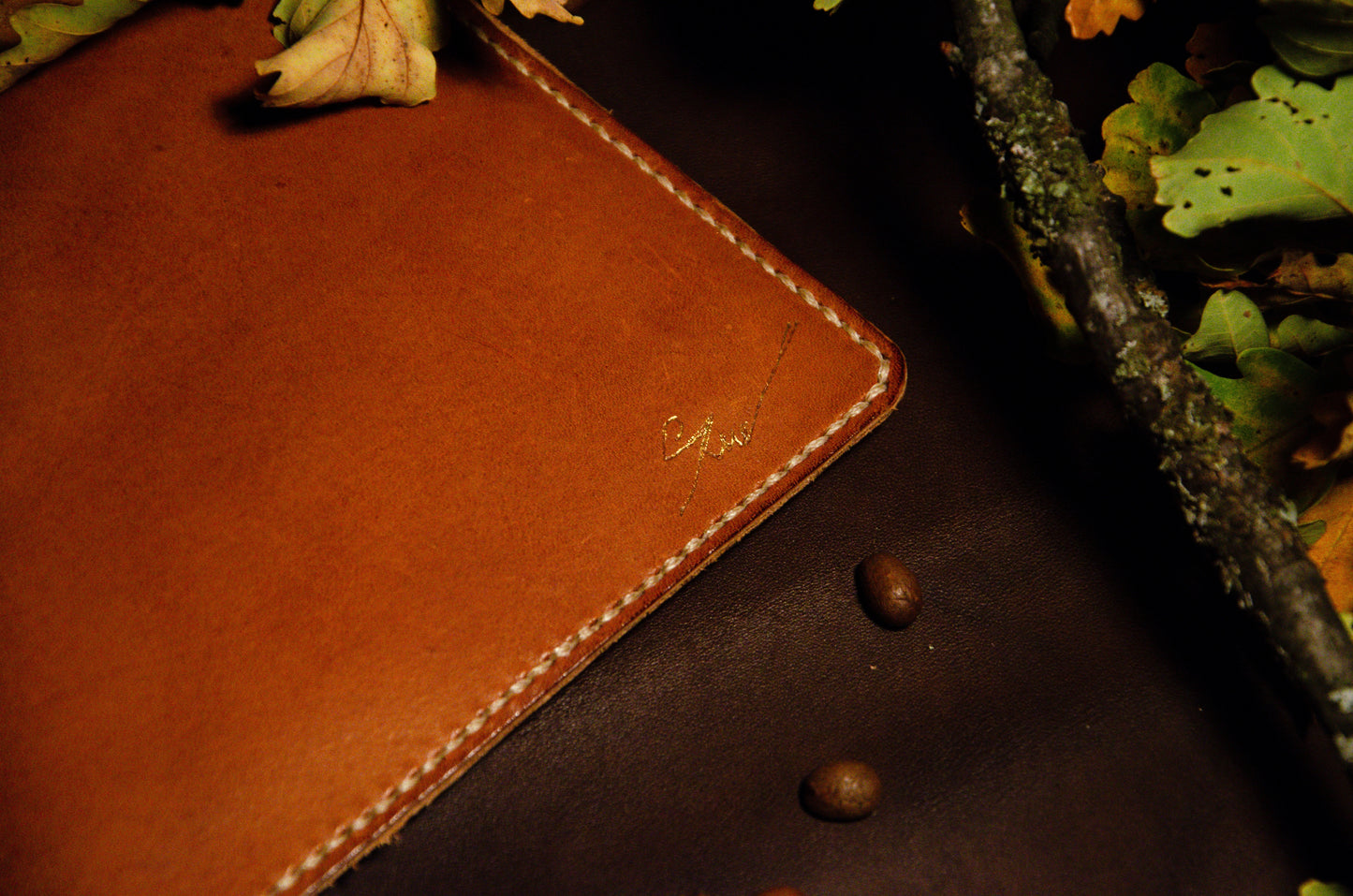 Detaliu cusătură manuală pe piele toscană - Set Staphano