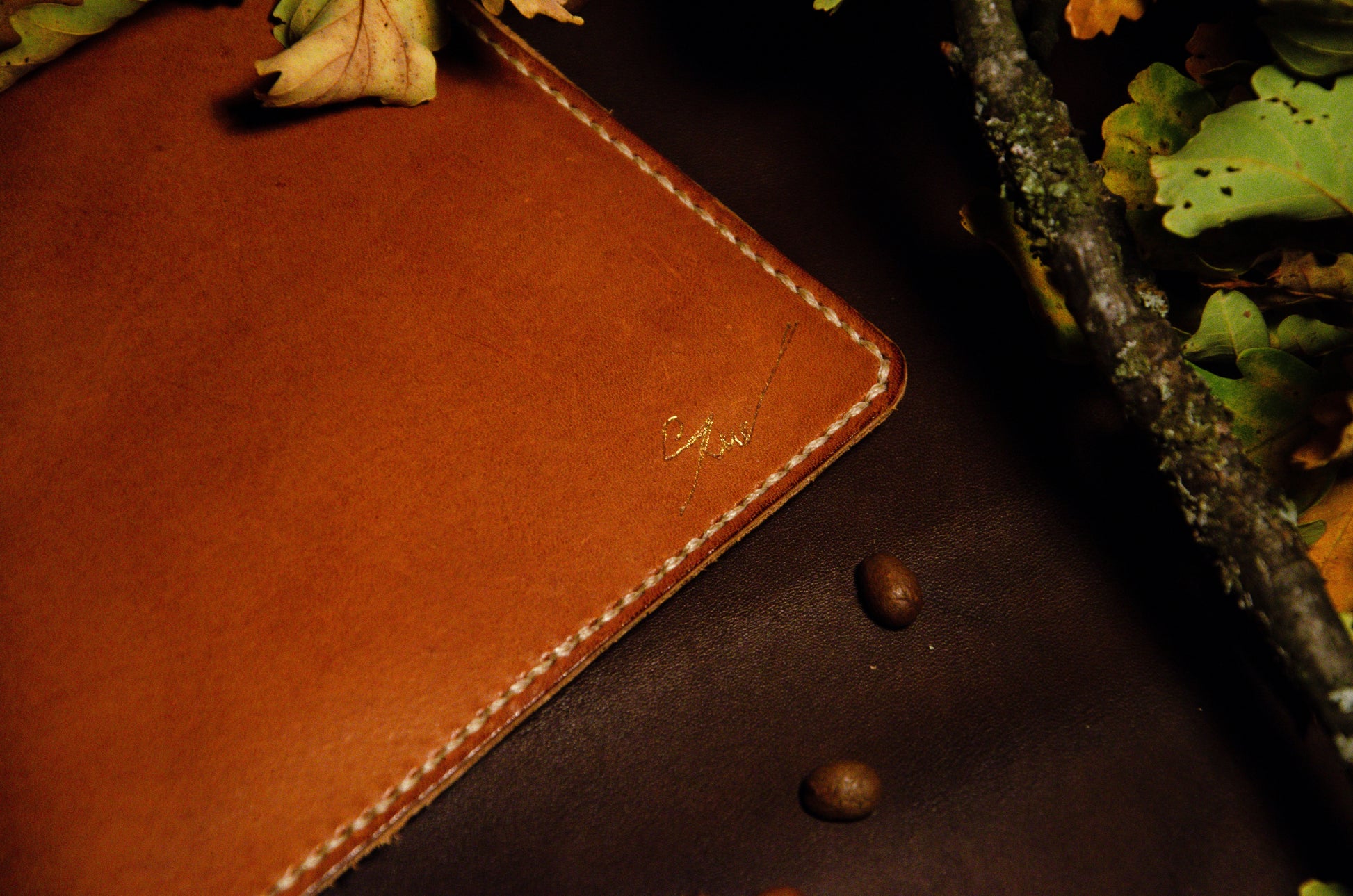 Detaliu cusătură manuală pe piele toscană - Set Staphano