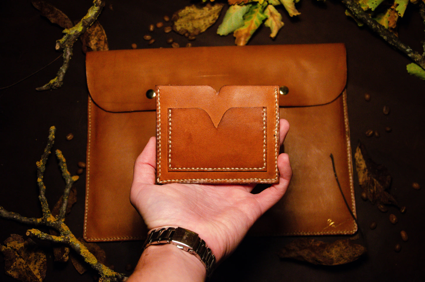 Portcard elegant din piele naturală ținut în mână - compartiment spate - Siena Classico