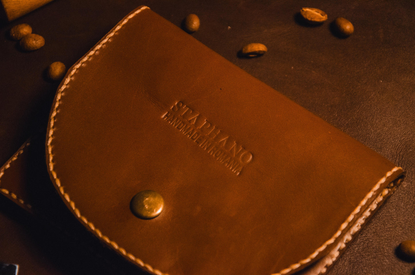 Detaliu branding Staphano: Handmade in Romania embosat pe piele