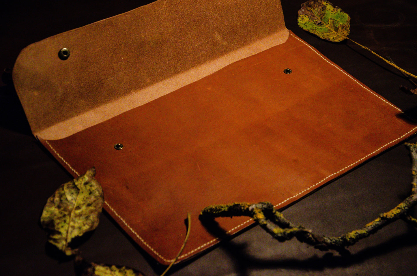 Detaliu cusătură manuală husă laptop piele maro vintage