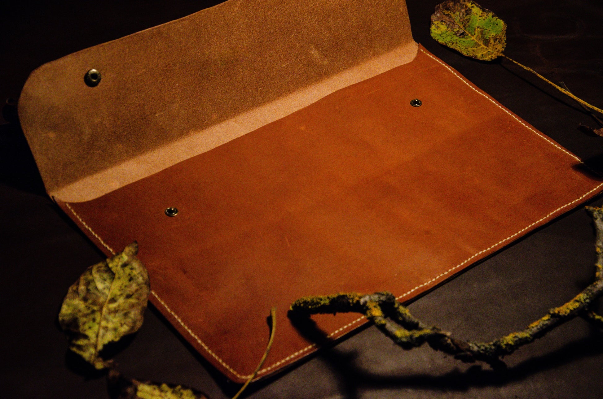 Detaliu cusătură manuală husă laptop piele maro vintage