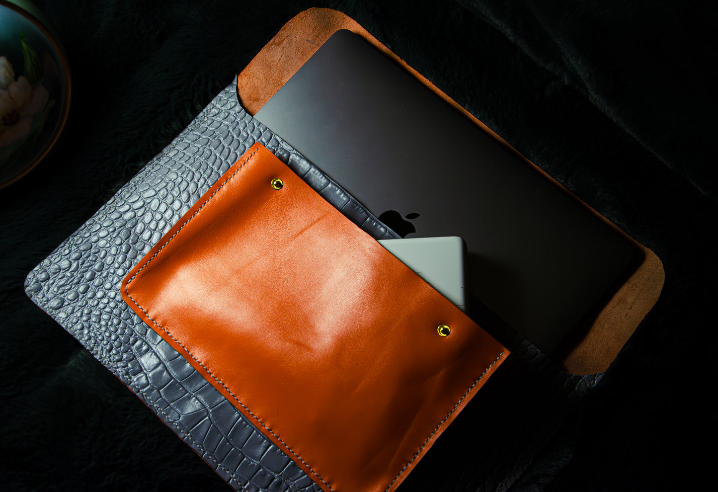 Husa MacBook Urbano inchisa cu doua capse metalice aurii premium
