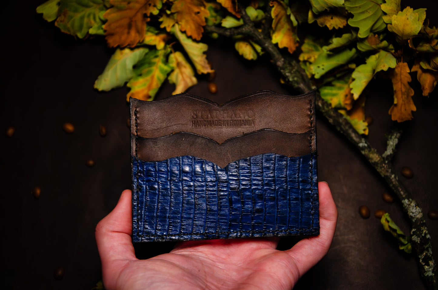 Portcard minimalist din piele croco ținut în mână - Notte e Terra