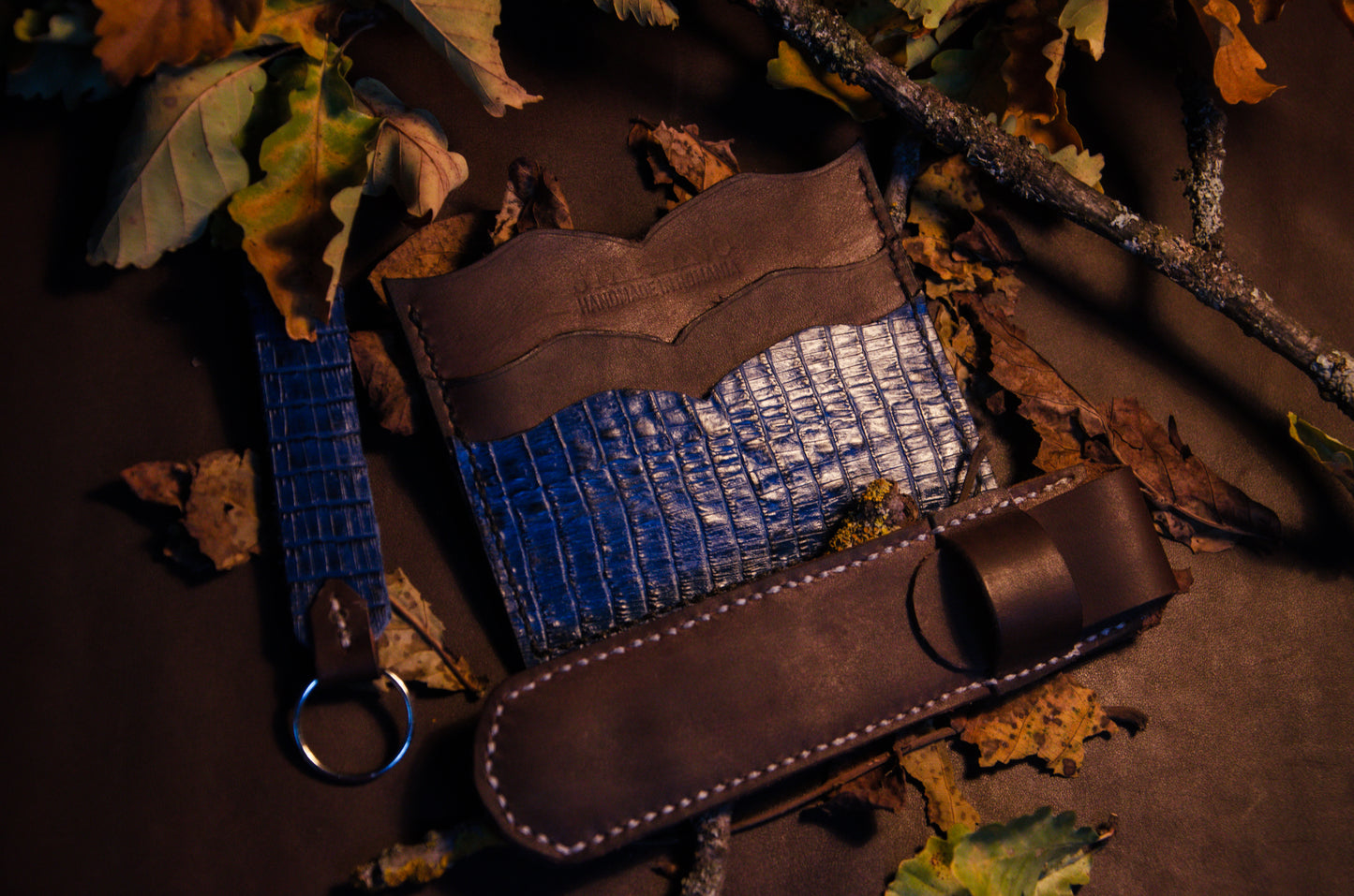 Detaliu cusătură manuală pe piele maro închis - toc stilou Staphano