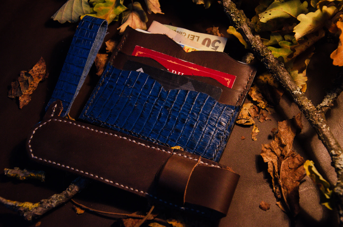 Logo Staphano embosat pe piele naturală maro închis